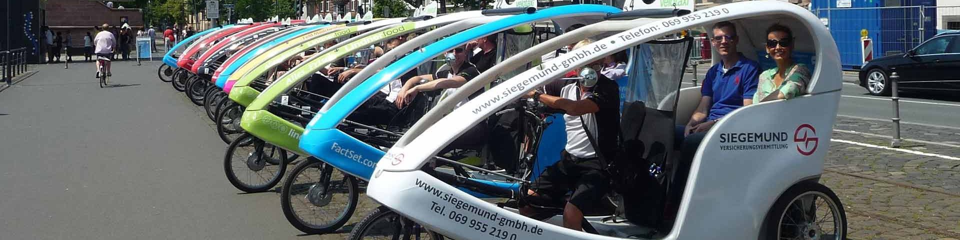 Farbenfrohe Velotaxireihe in Frankfurt